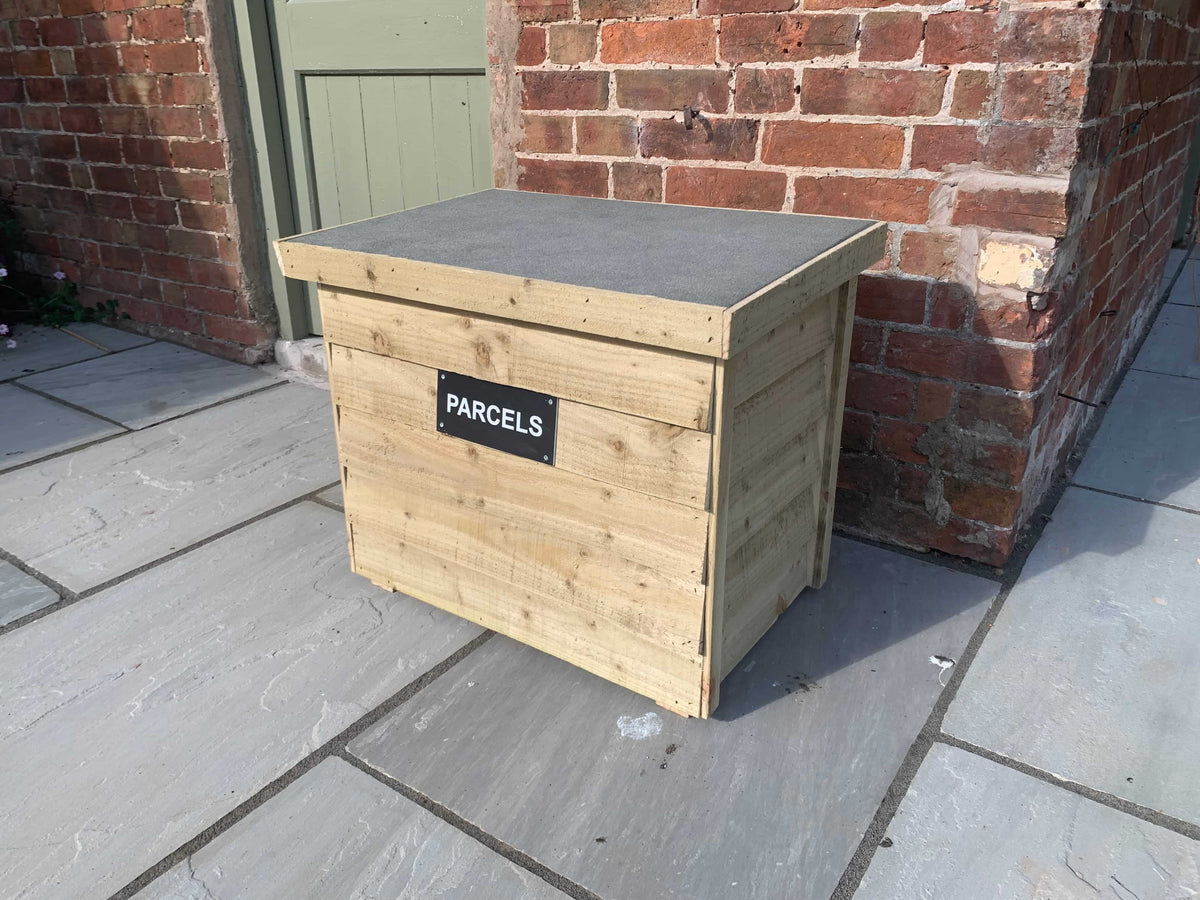 Natural DelSafe wooden parcel delivery box with lockable hasp and grey felt roof